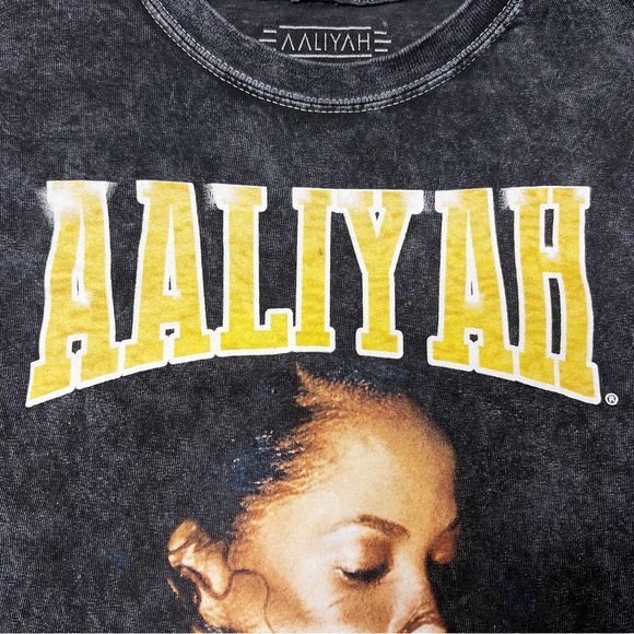 Aaliyah Acid Wash Profile Graphic Short Sleeve T-Shirt in Black Women’s Sz S - Picture 3 of 6
